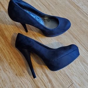 Size 8 platform pumps